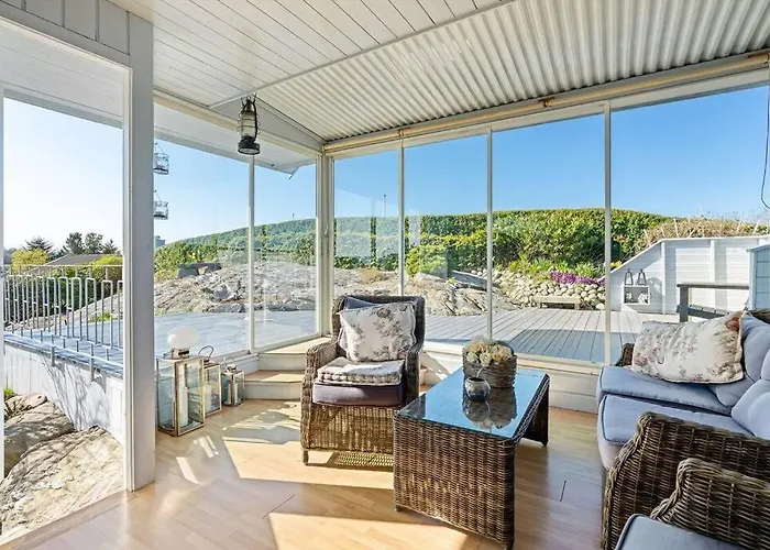 Large In Sola Tatil Evi